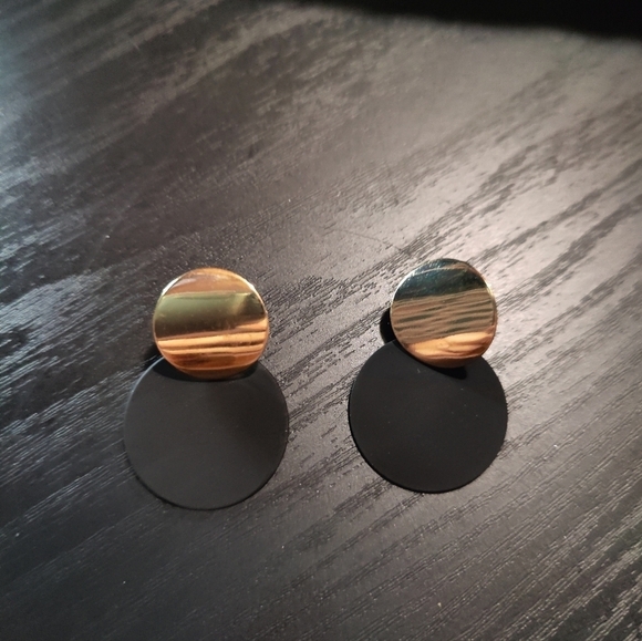 Gold and black geometric statement earring - Picture 3 of 3